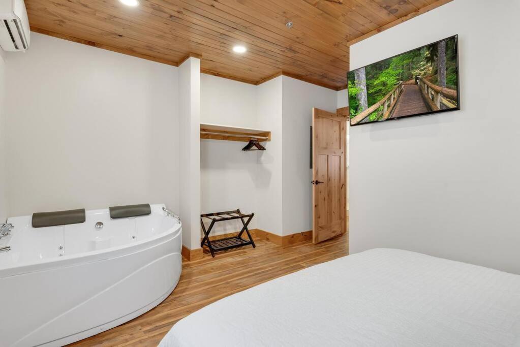 Hickory Suite - Main Street Lodge In Берлин Экстерьер фото